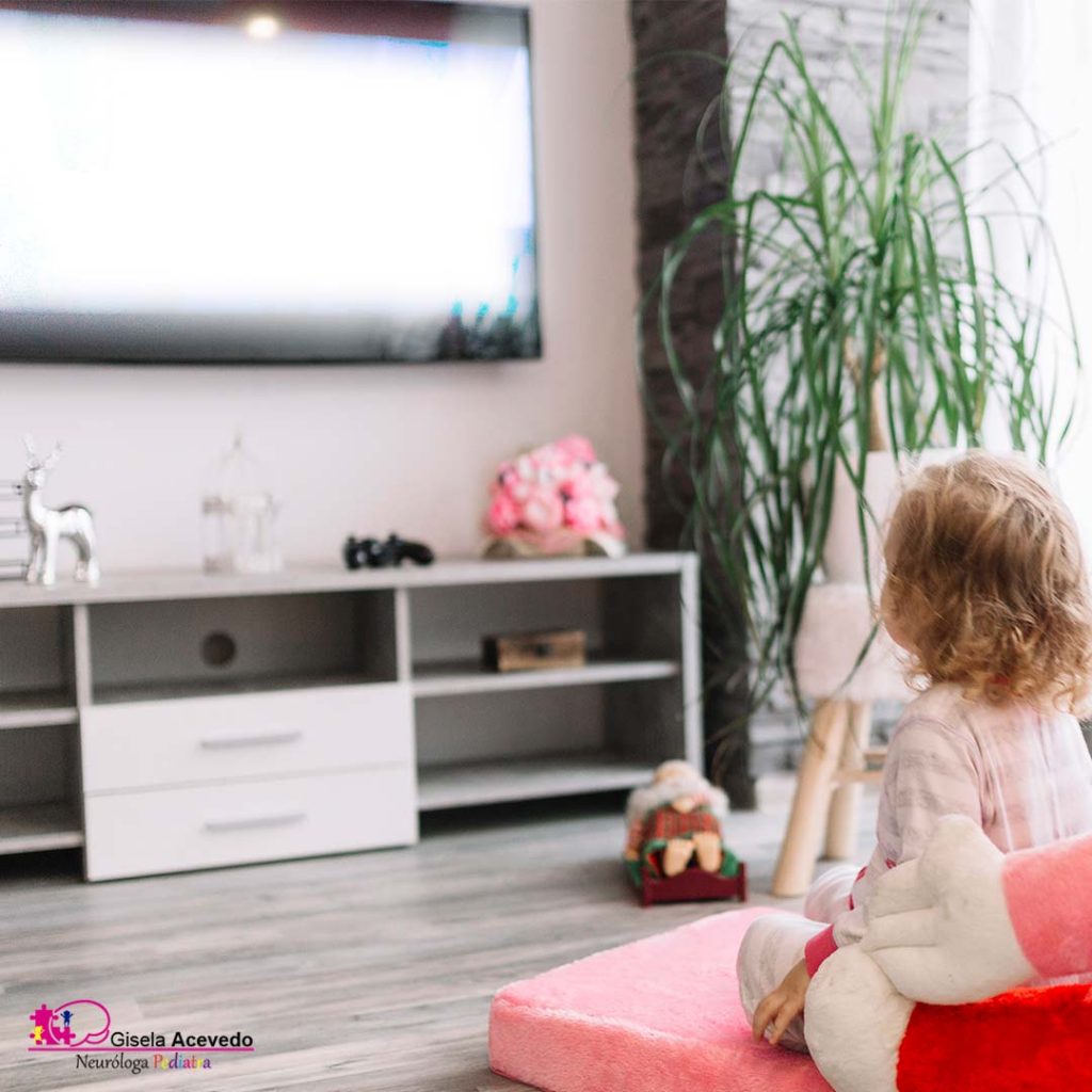 <Img src ="directory/niña-viendo-tv.jpg" alt=“problemas en desarrollo del lenguaje por ver TV”>